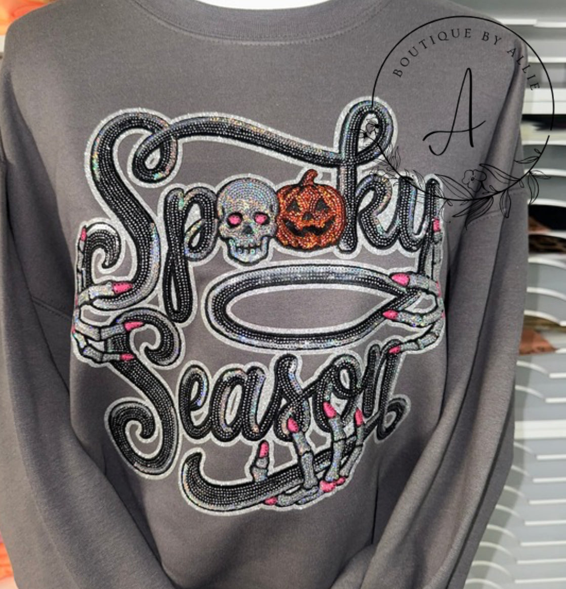 GILDAN SWEATSHIRT - PATCH SPOOKY SEASON