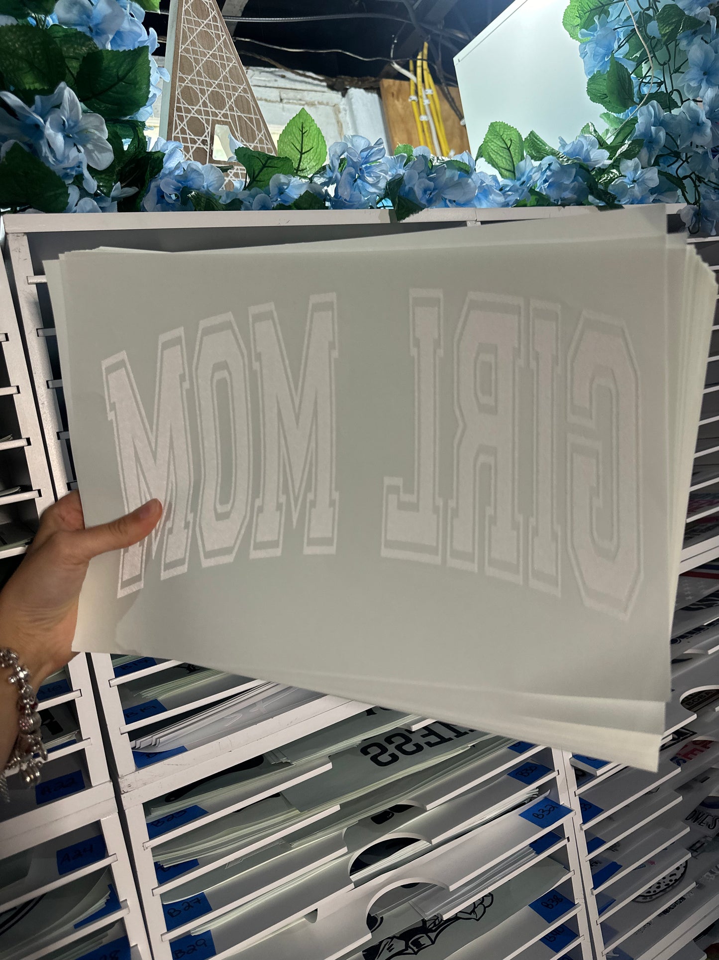 SINGLE COLOR SCREEN PRINT - GIRL MOM - M 23